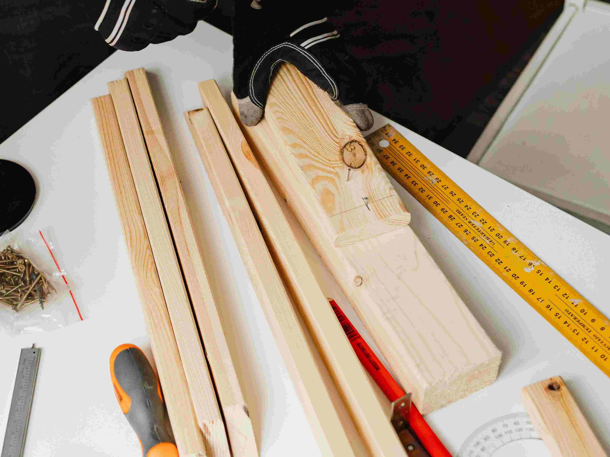 Panduan Memilih Kayu Pinus Berkualitas untuk Proyek DIY Anda